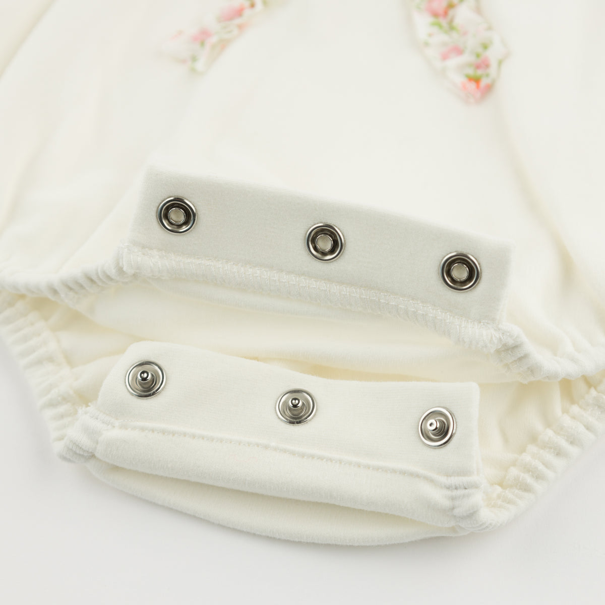 oh baby! Bella Bubble - Blush Poppy Sprig Ruffle Bow - Oyster - Snaps