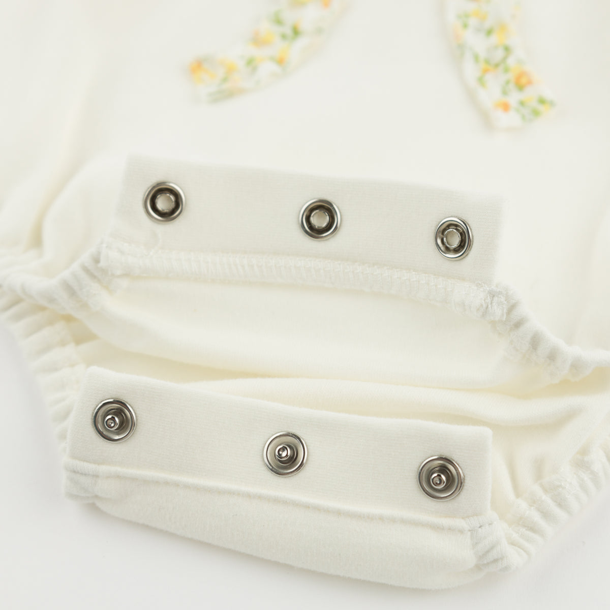 oh baby! Bella Bubble - Lemon Poppy Sprig Ruffle Bow - Oyster - Snaps