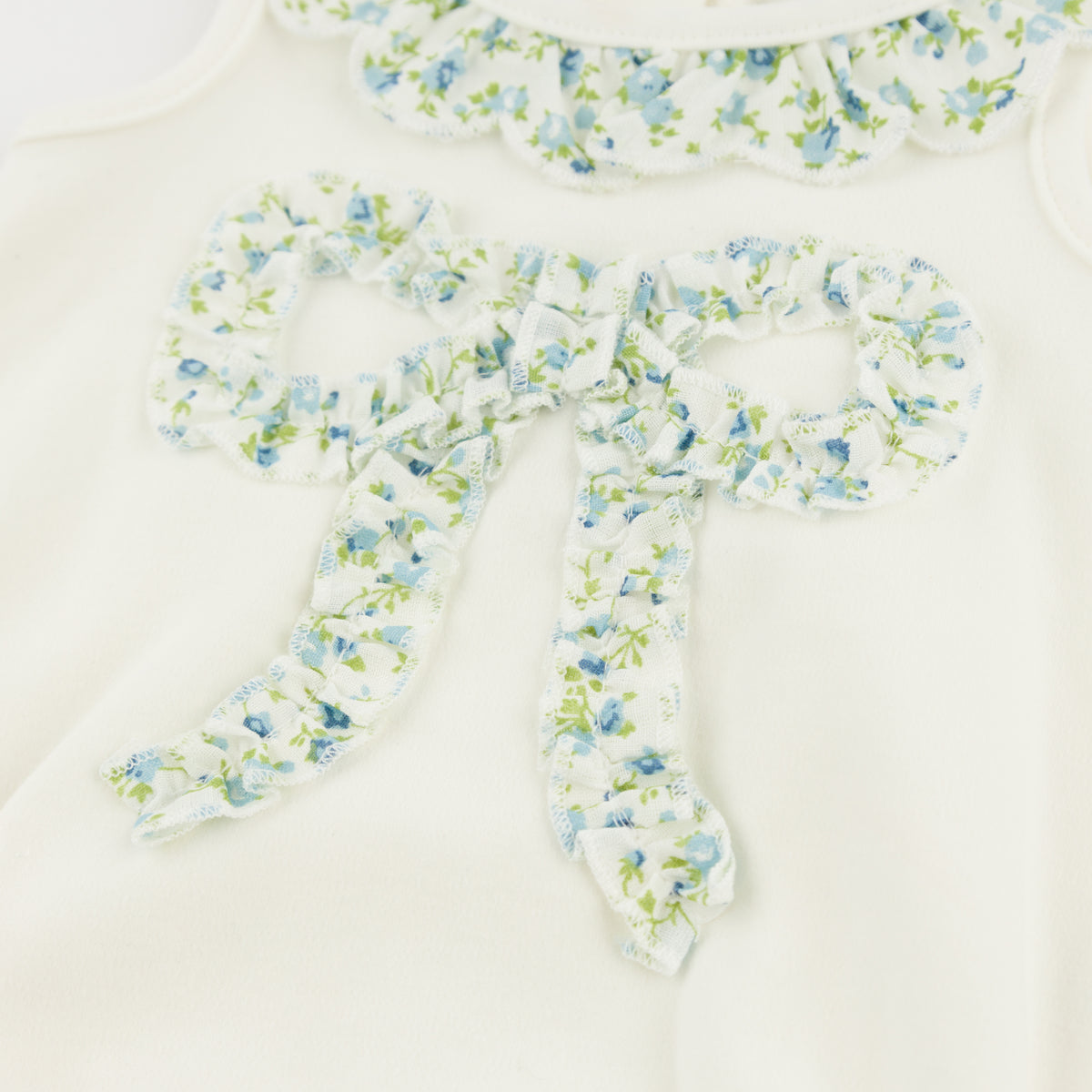 oh baby! Bella Bubble - Sky Blue Poppy Sprig Ruffle Bow - Oyster - Bow Applique