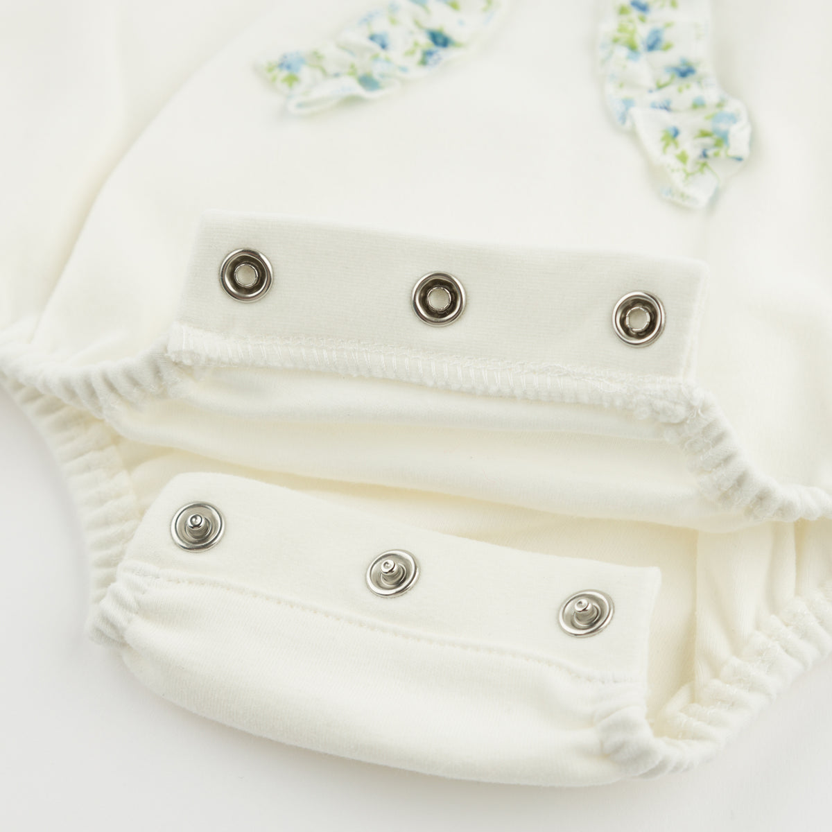 oh baby! Bella Bubble - Sky Blue Poppy Sprig Ruffle Bow - Oyster - Snaps