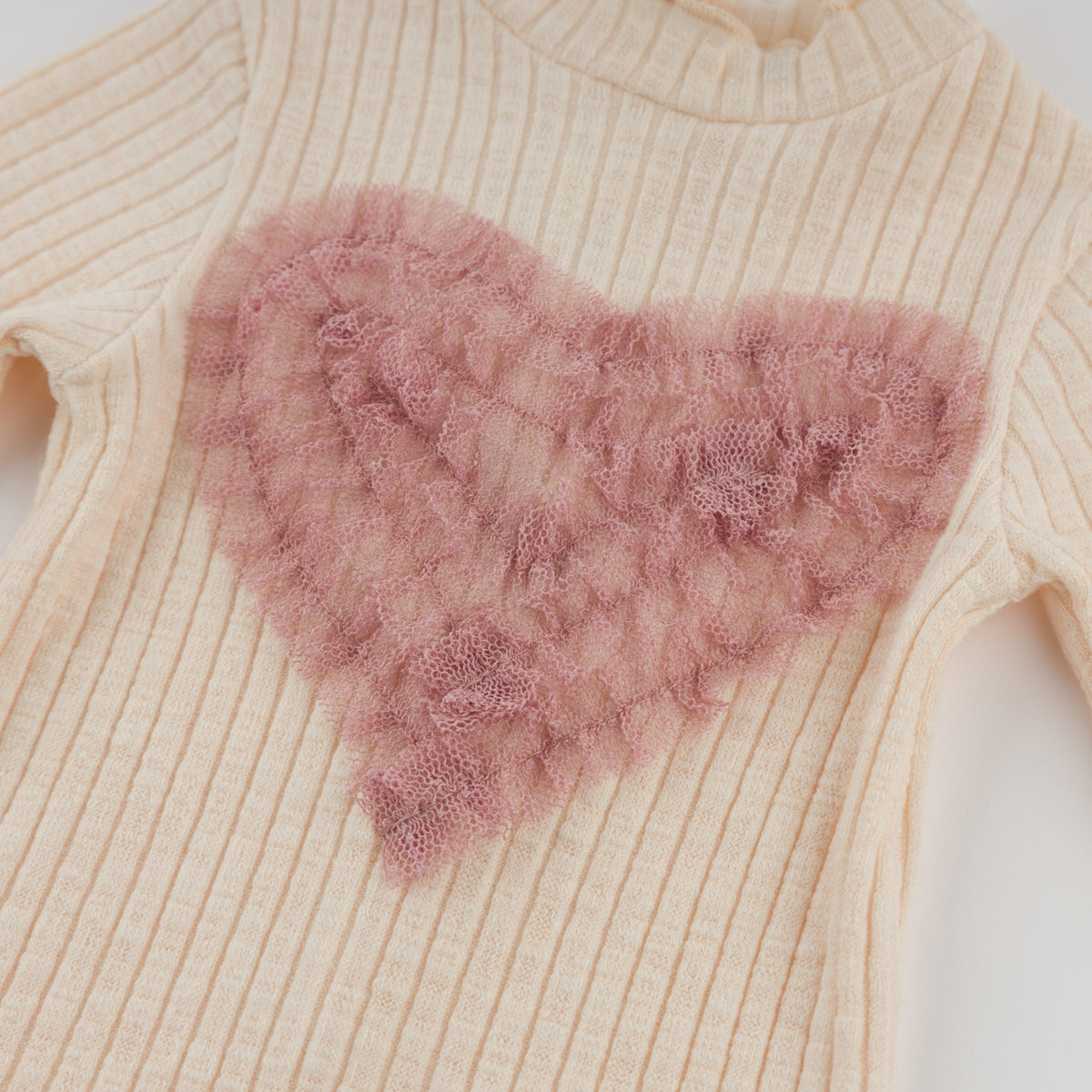 oh baby! Mock Neck Onesie - Ruffle Heart - Natural - Applique
