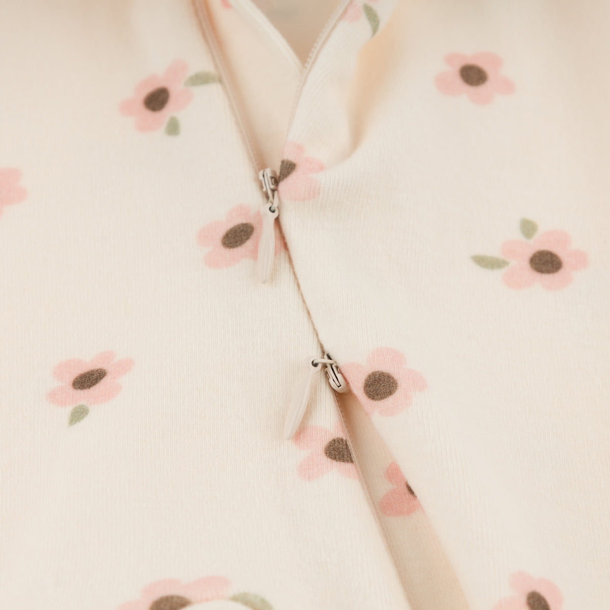 oh baby! Zipper Footie - Daisies - Natural - 2-way zipper