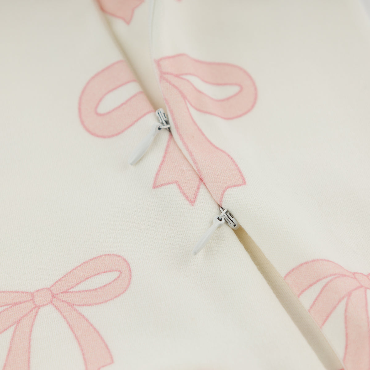 oh baby! Zipper Footie - Bows - Oyster - 2-way zipper