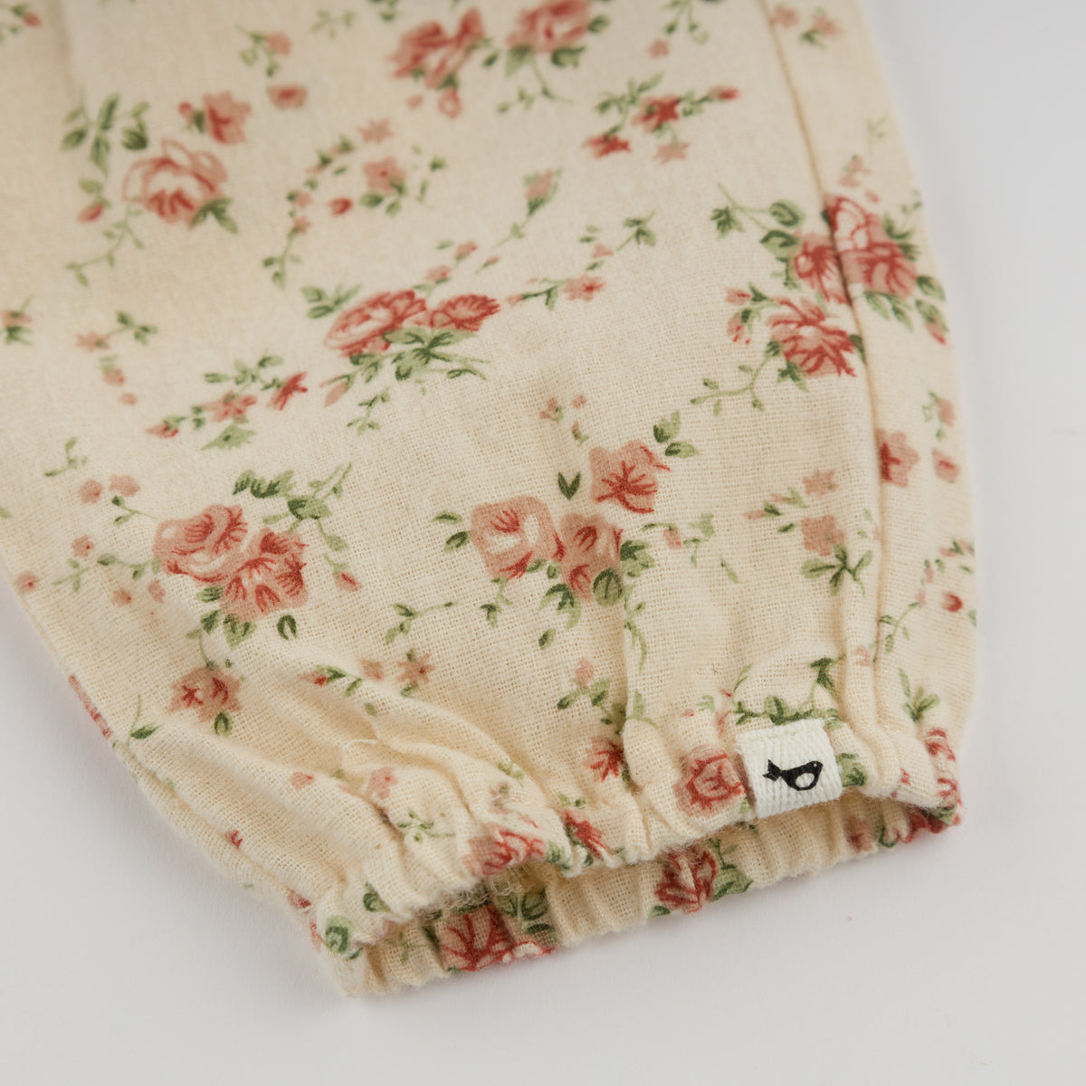 oh baby! Side Pocket Pant With Bows - Vintage Peonies - Natural - Leg with logo