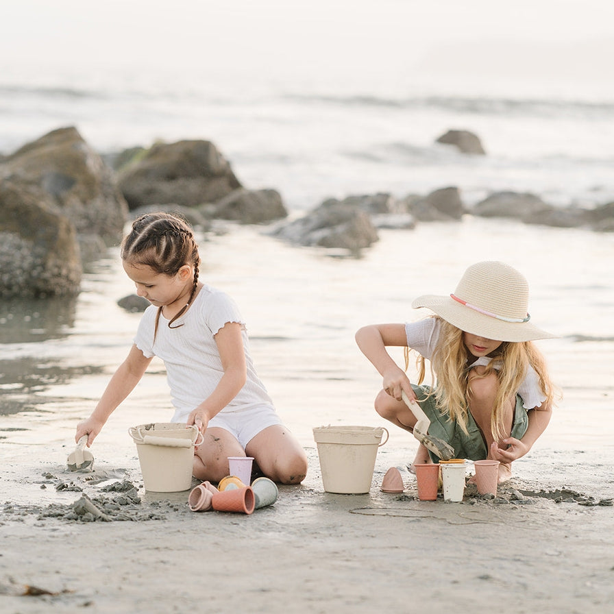 Classic Retro Silicone Ice Cream Beach Set - Children playing - lifestyle