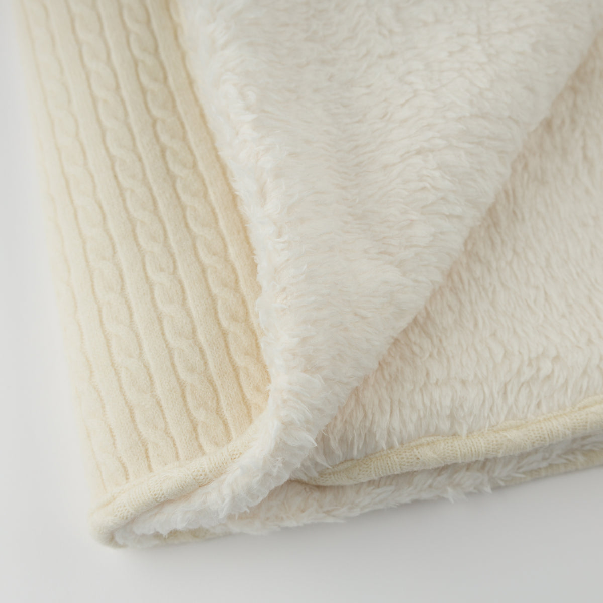 oh baby! Cable Knit Snowdrift Blanket - Natural - Close Up