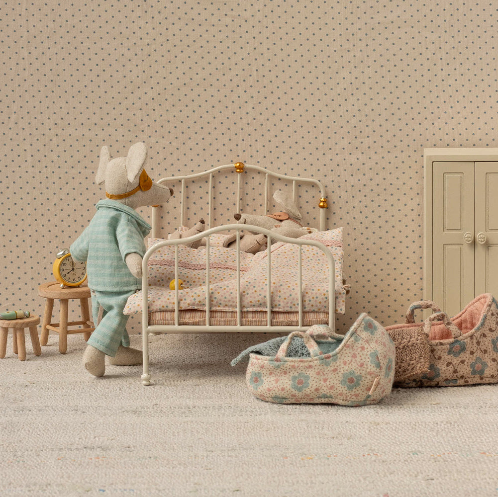 Maileg Vintage Bed, Mouse - White - Lifestyle