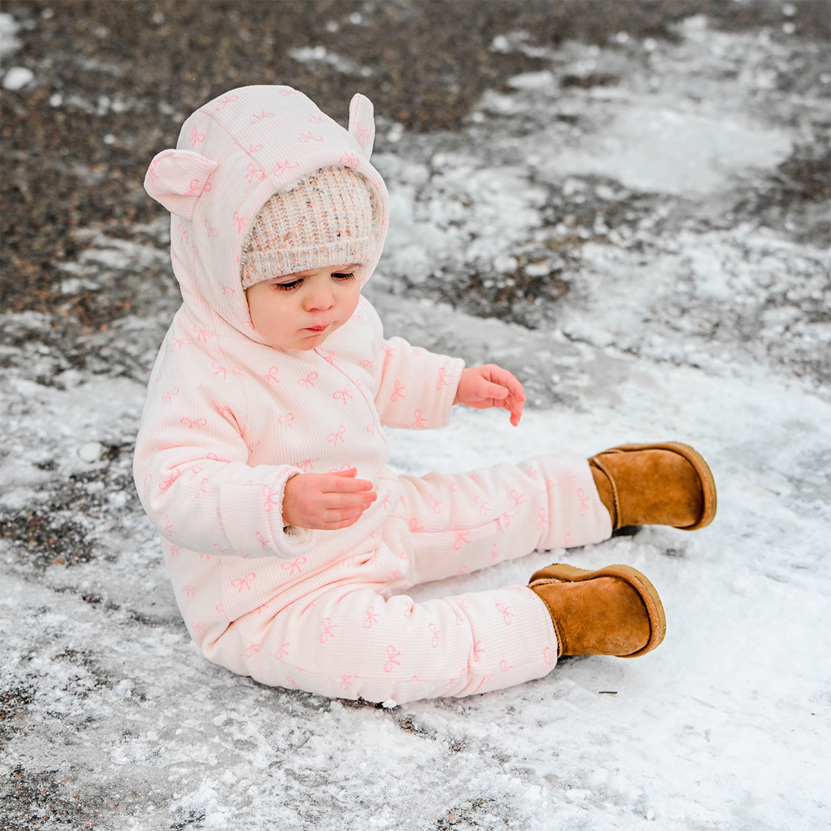 oh baby! Snowdrift Teddy Bunting - Mini Bows - Pale Pink - Sitting
