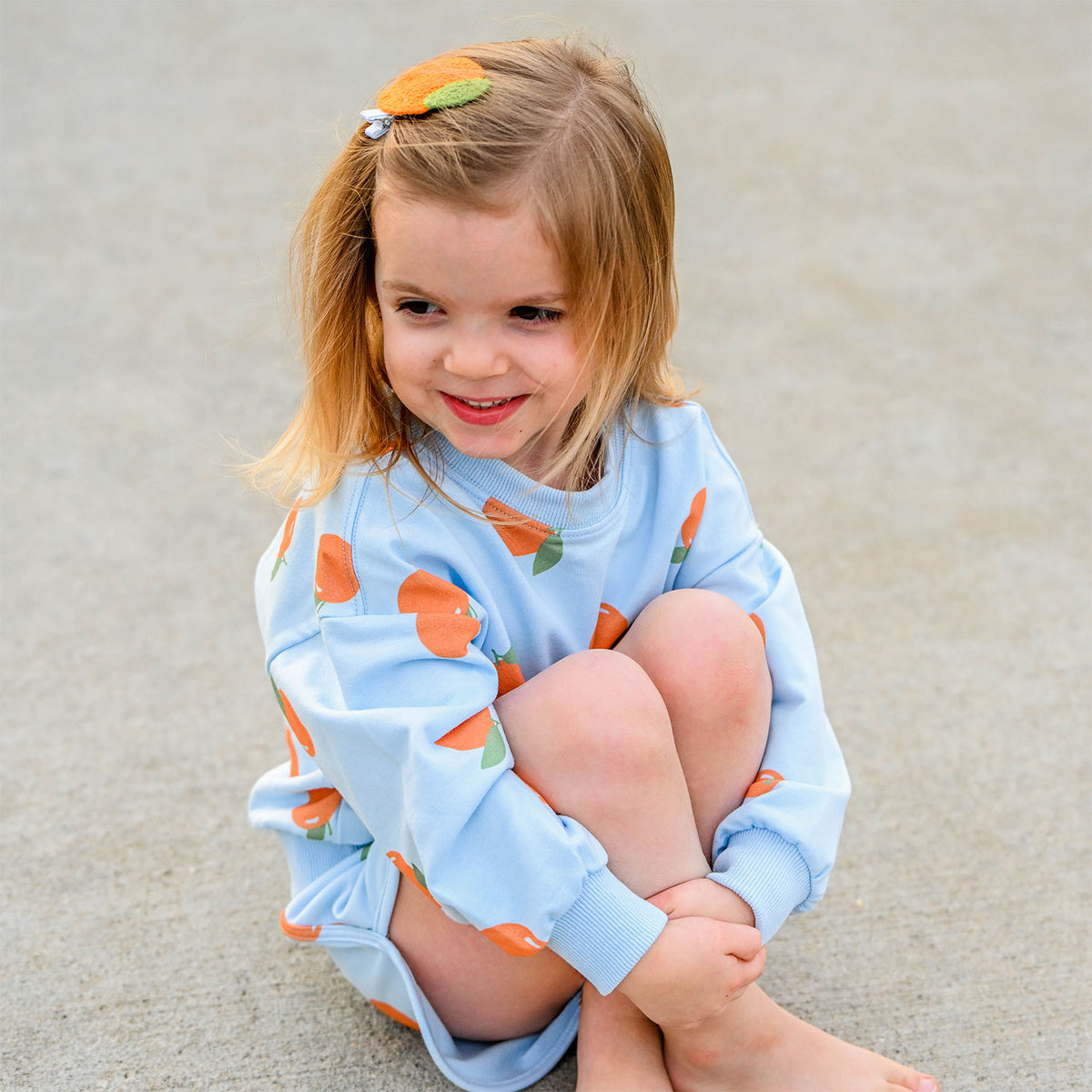 oh baby! Hair Clip - Orange Crochet - with Oranges Shorts Outfit Sitting Lifestyle